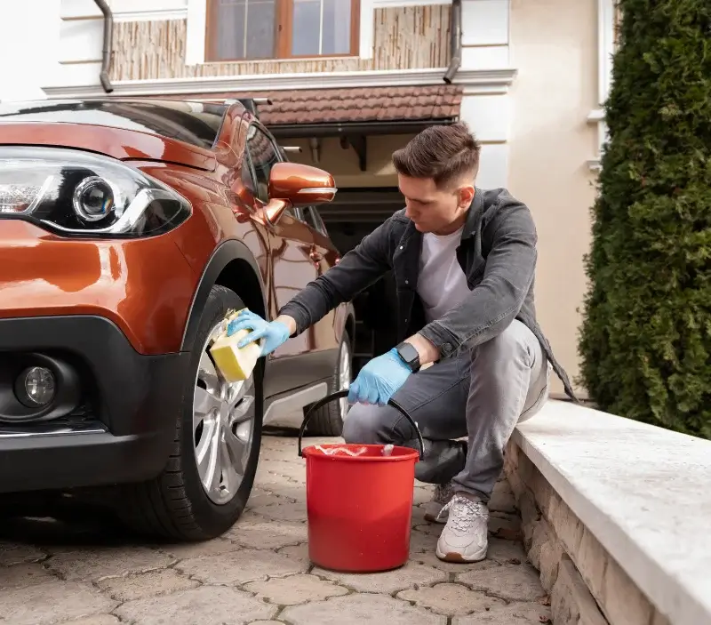 Lavage auto à domicile Miribel-les-Échelles : professionnel intervenant sur un véhicule